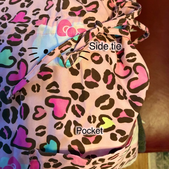 "Sanrio-Hello Kitty" scrub top, M, like new condition - Picture 3 of 9